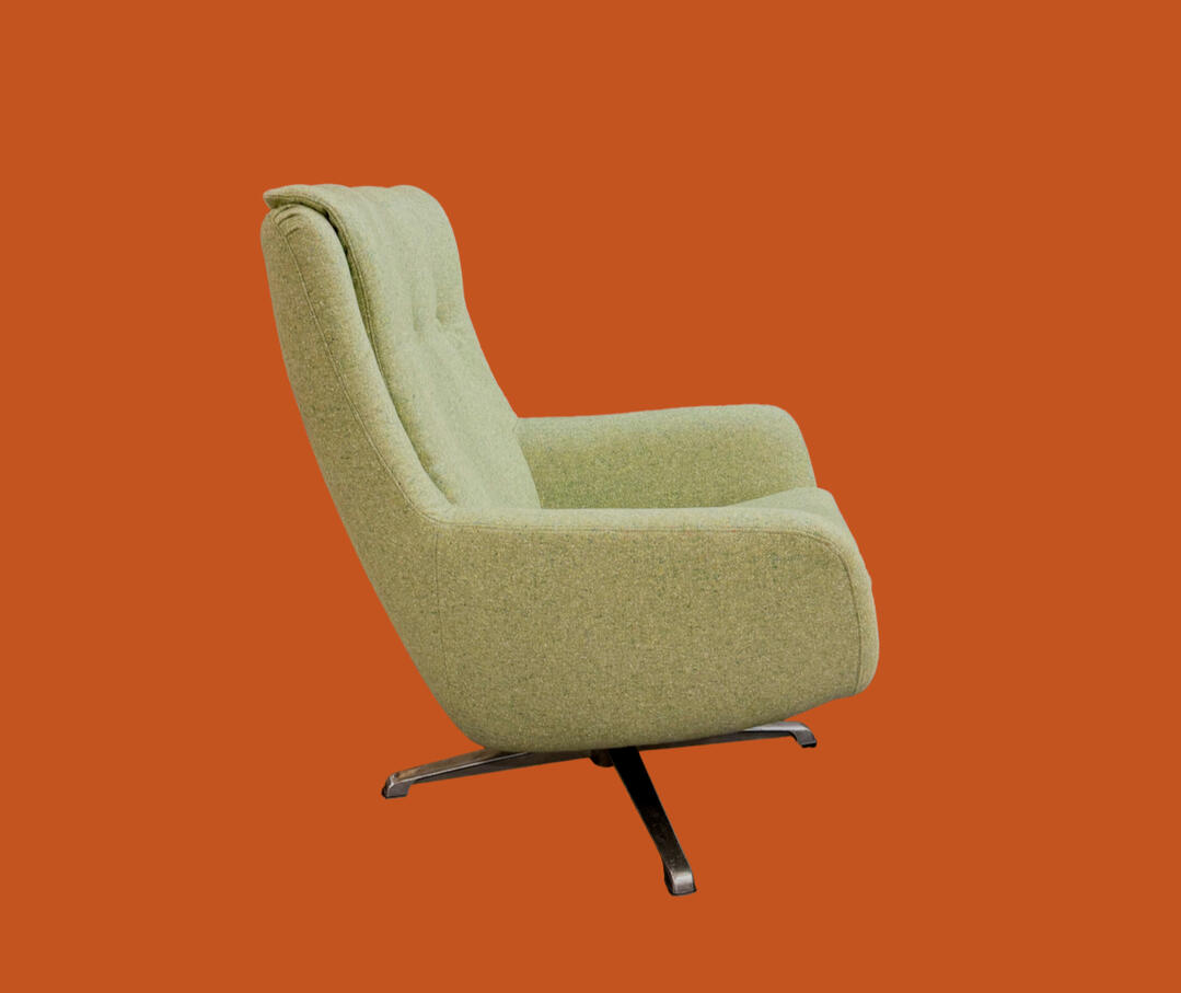 70-luvun tv-tuoli (vaahtomuovien ja vanujen uusiminen, verhoilu) 850€. Kangasmenekki 4m.