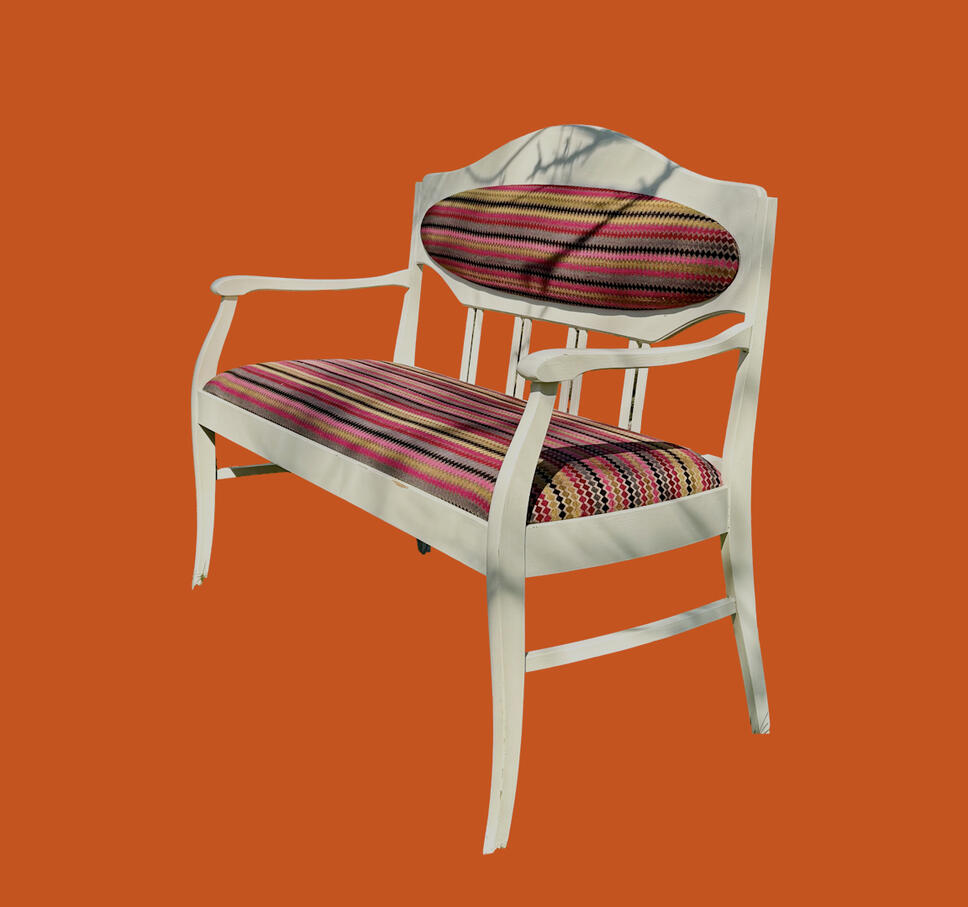 Puurunkoinen sohva (vanujen uusiminen, verhoilu, koristenauhat taakse) 340€. Kangasmenekki 1,2m.