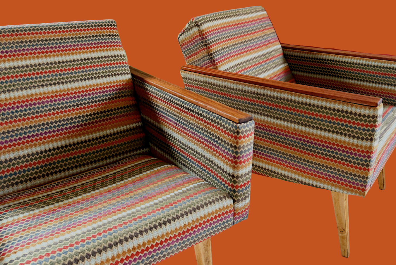 Nojatuoli (työ, vaahtomuovit, puuosien käsittely) 450€+alv/tuoli. Kangasmenekki 1,9m/tuoli.